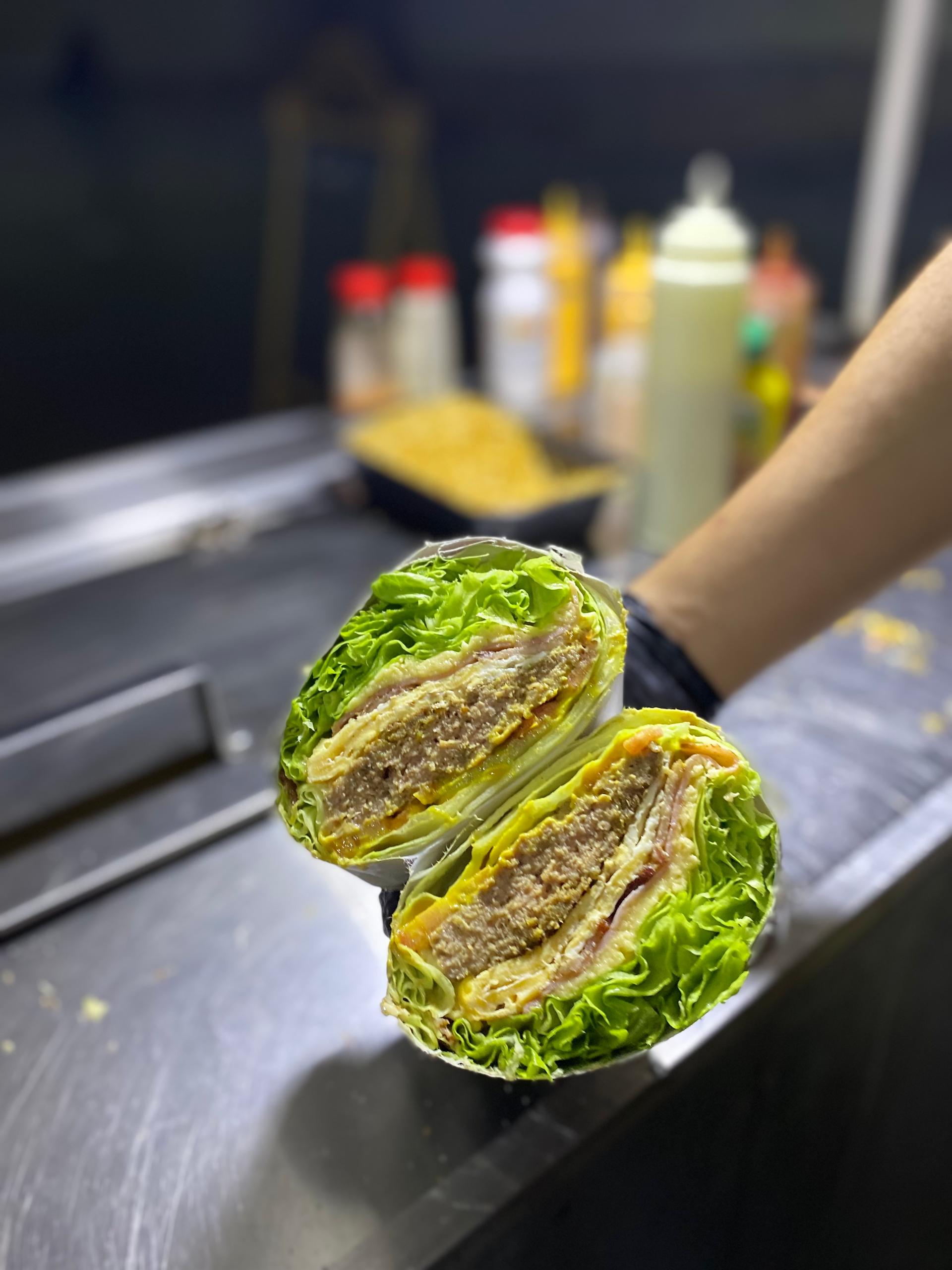 Hamburguesa keto envuelta en lechuga
