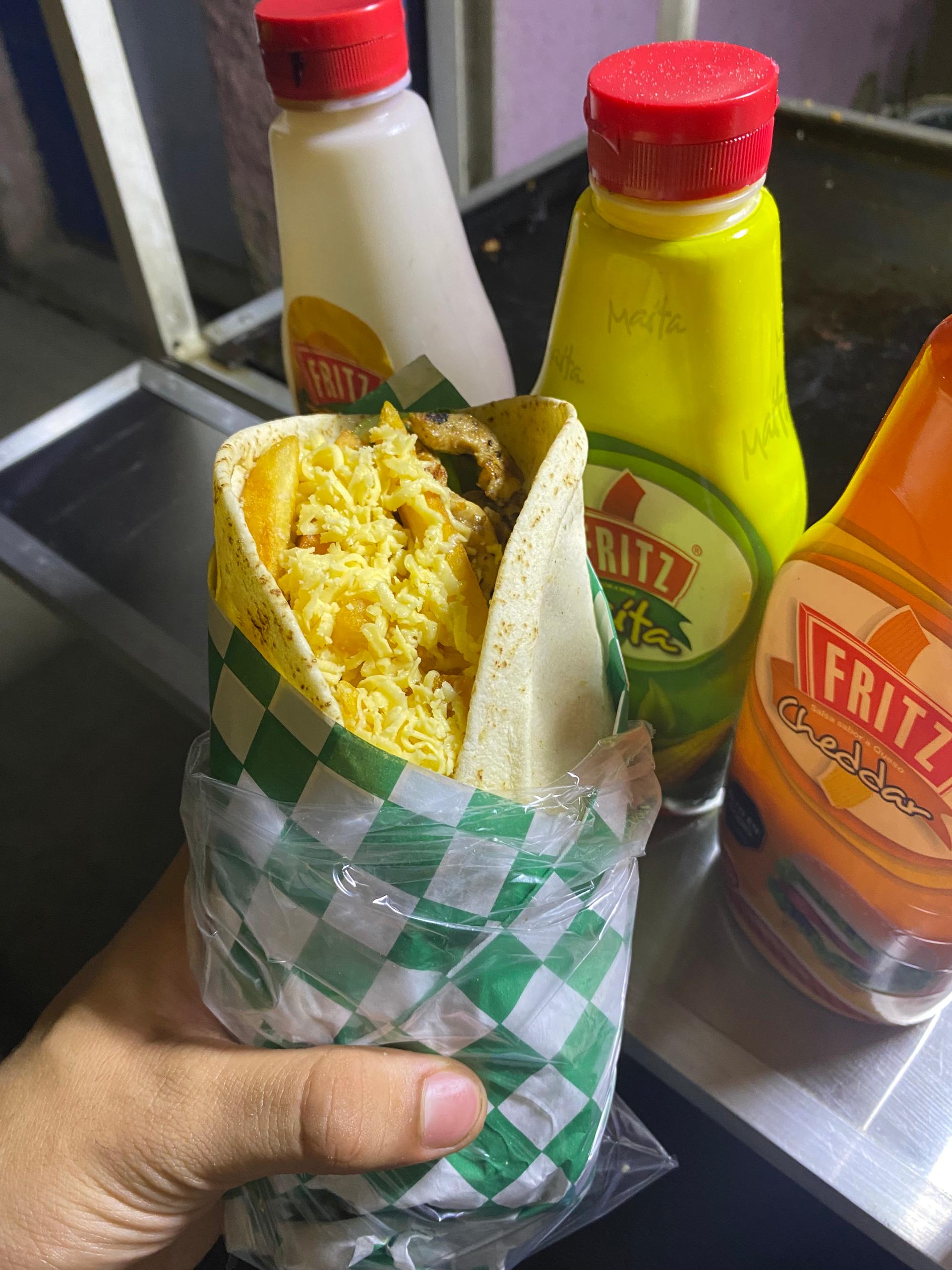 Wrap de pollo con papas y queso